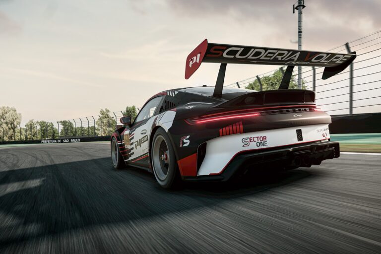 La Porsche engagée par la SV ARL Porsche Cup 2026, vue d'arrière, dans le premier virage du circuit d'Interlagos